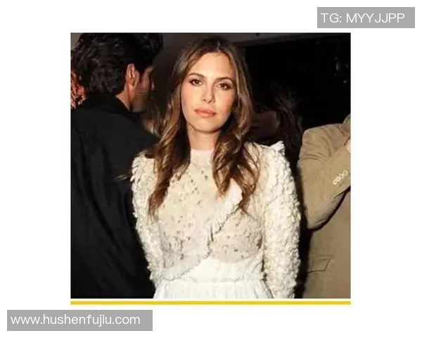 荷兰长发足球明星的传奇之路与场上风采解析 荷兰长发足球明星的传奇之路与场上风采解析