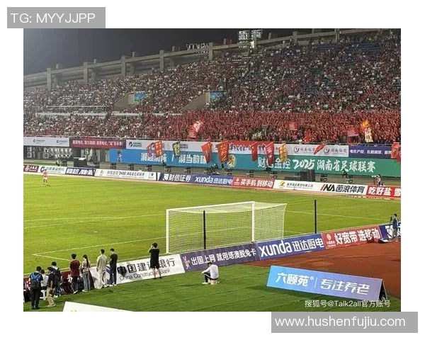 足球明星与热情粉丝亲密互动共庆赛事精彩瞬间 足球明星与热情粉丝亲密互动共庆赛事精彩瞬间