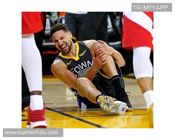 足球明星意外摔倒膝盖受伤照片曝光引发球迷热议与担忧 足球明星意外摔倒膝盖受伤照片曝光引发球迷热议与担忧